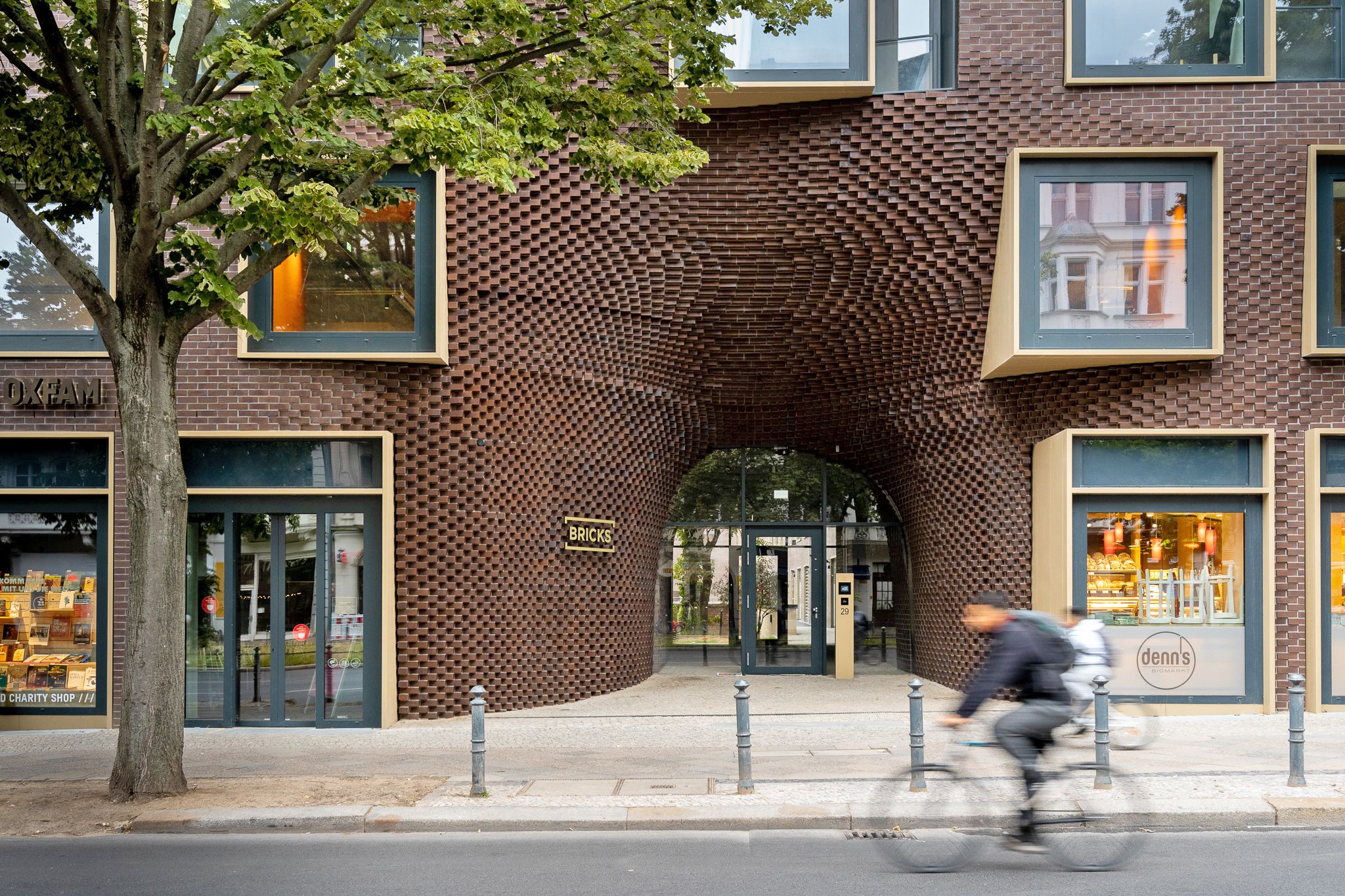 砖；砖块；积木（需根据具体语境判断，若仅单词本身，常见释义为砖 ） 丨德国柏林丨GRAFT-32