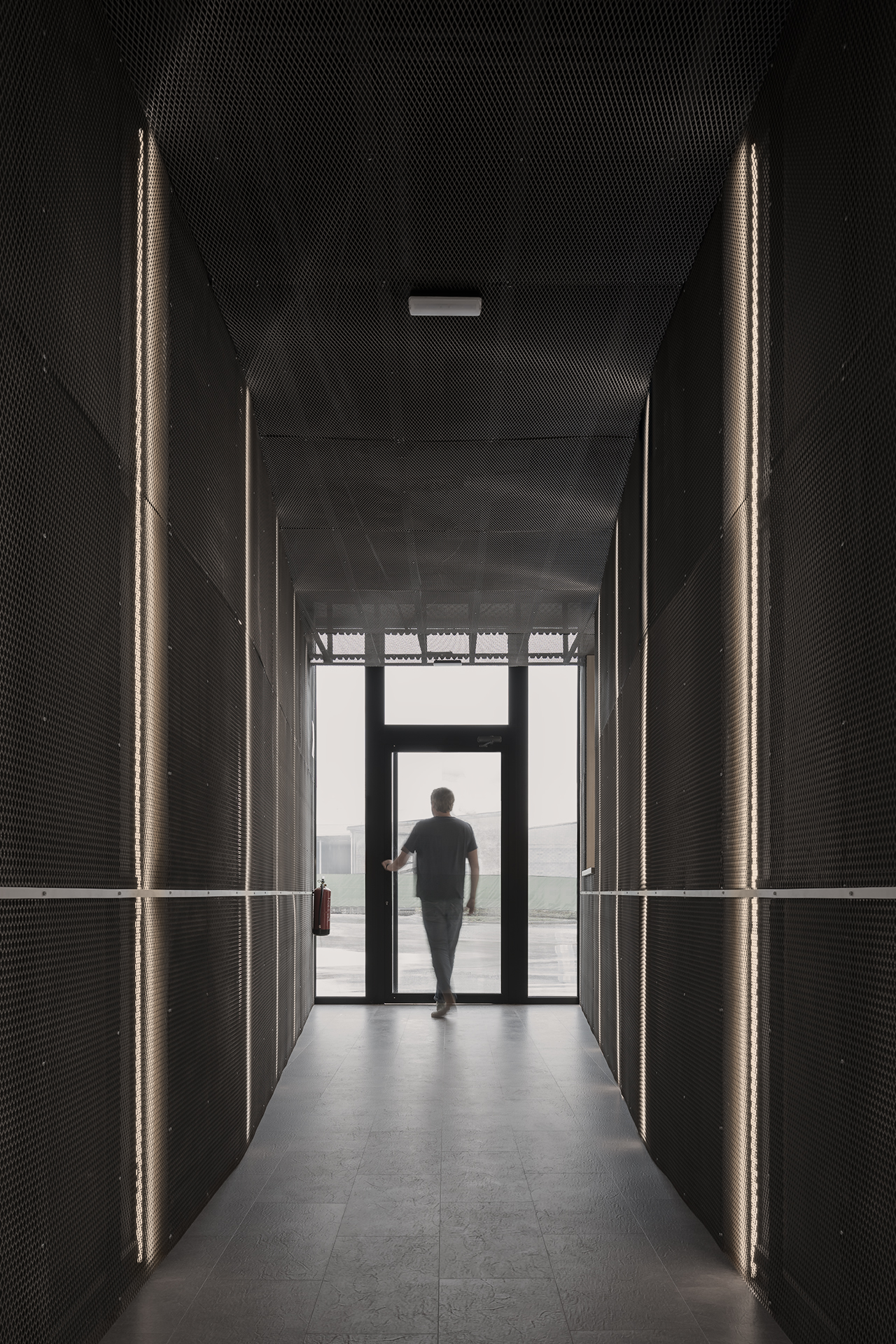 融合工业风与现代简约的办公室设计-14