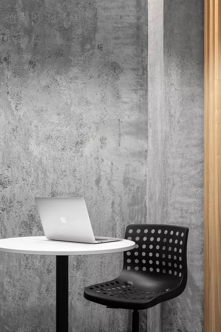 乌克兰 AmoMedia 办公室 | 工业风与活力的红绿碰撞-21