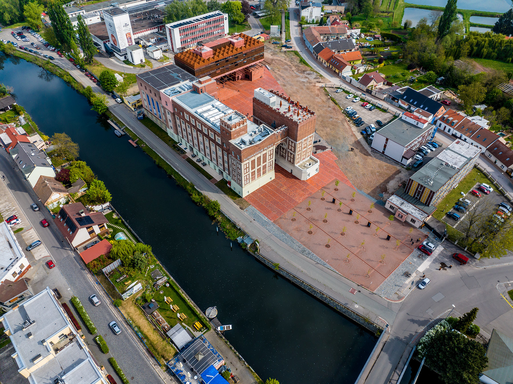 新舊共榮的城市典範：捷克舊磨坊改造，融合藝廊、教育中心、市民共享的文化場域 | FAM-74