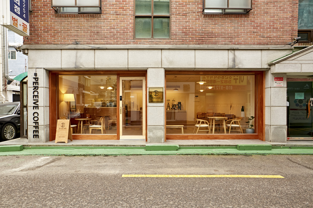 梦幻般的木质咖啡馆 | 13 平米的小空间大魅力-2