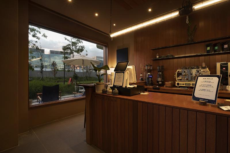 12 坪木质咖啡厅，演绎温馨高雅空间-7