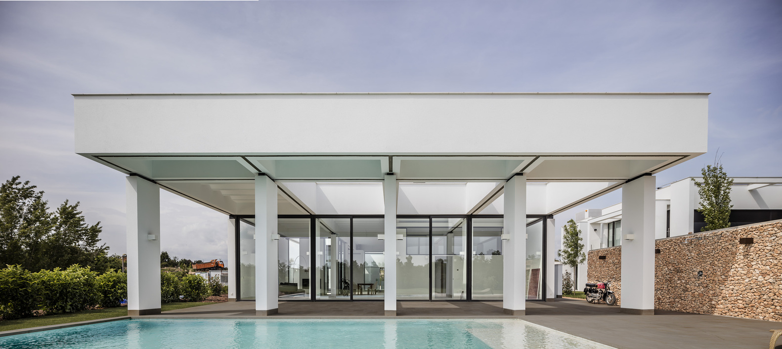 融合古典与工业的三个庭院之家-33