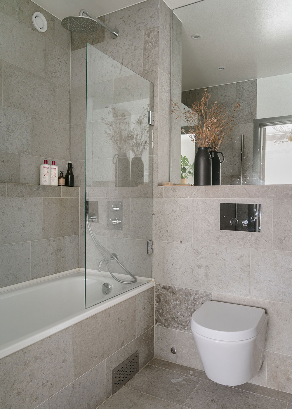 原木与灰色共舞，打造独特斯堪的纳维亚风格公寓-19