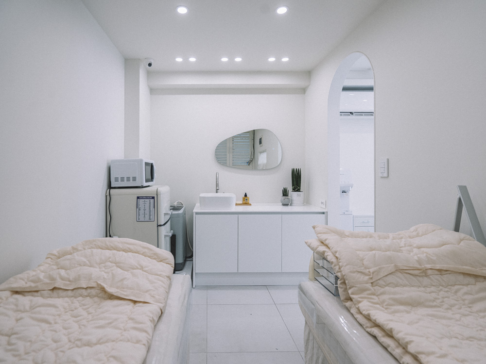 极简 14 坪家居店设计，感受纯净白色魅力-12