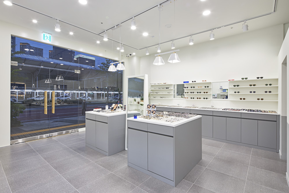 白色与灰色的极简空间 | 奥斯特里奇安景的眼镜店设计-10