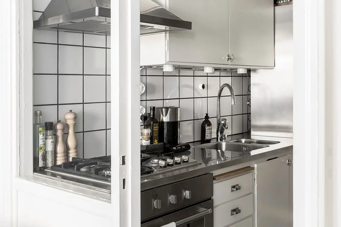 41 平米瑞典个性设计公寓 | 色彩与古董壁纸的完美融合-8