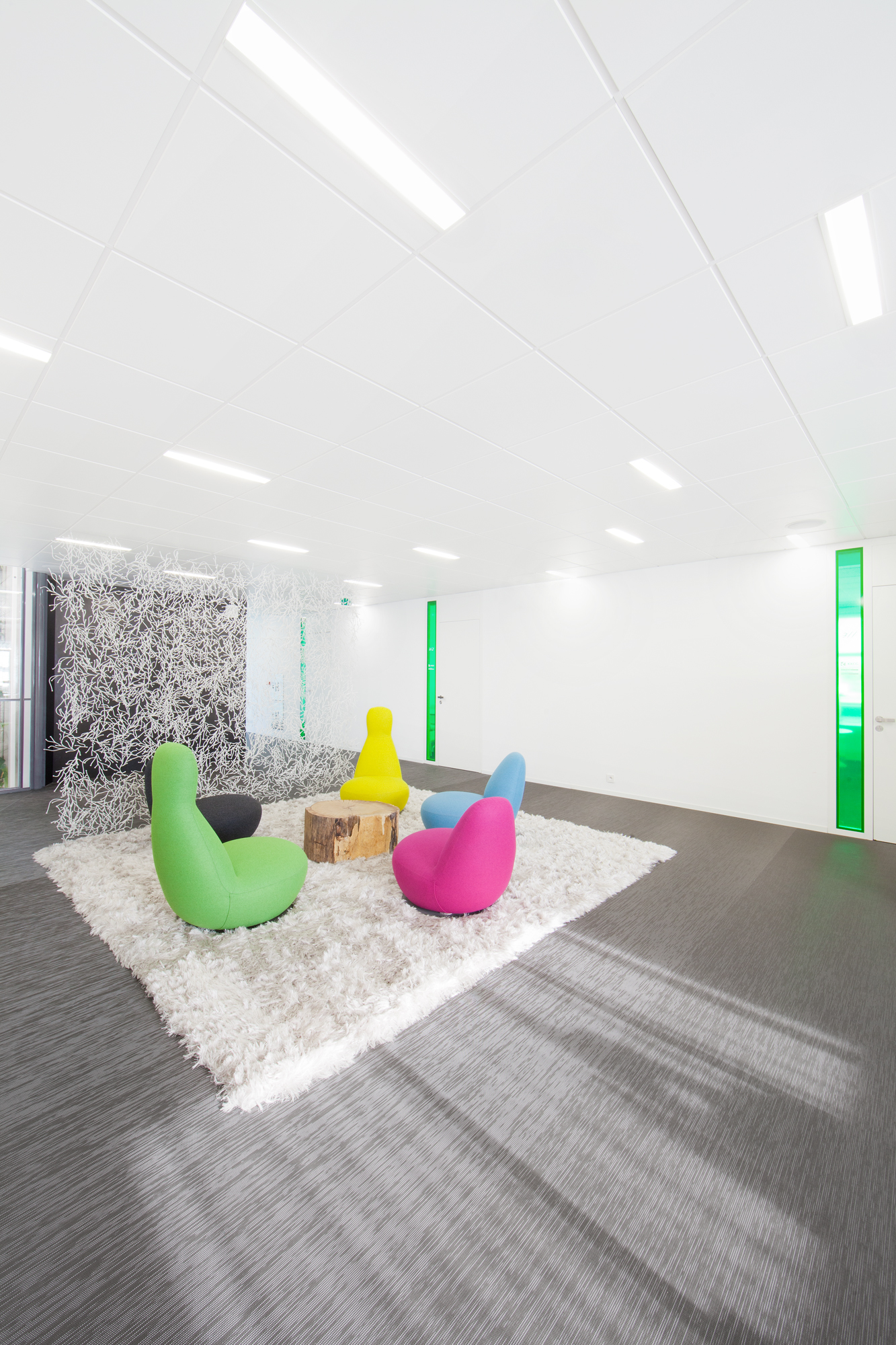 布拉格 KKCG 建筑室内设计 | 垂直花园与自然材料的融合-21