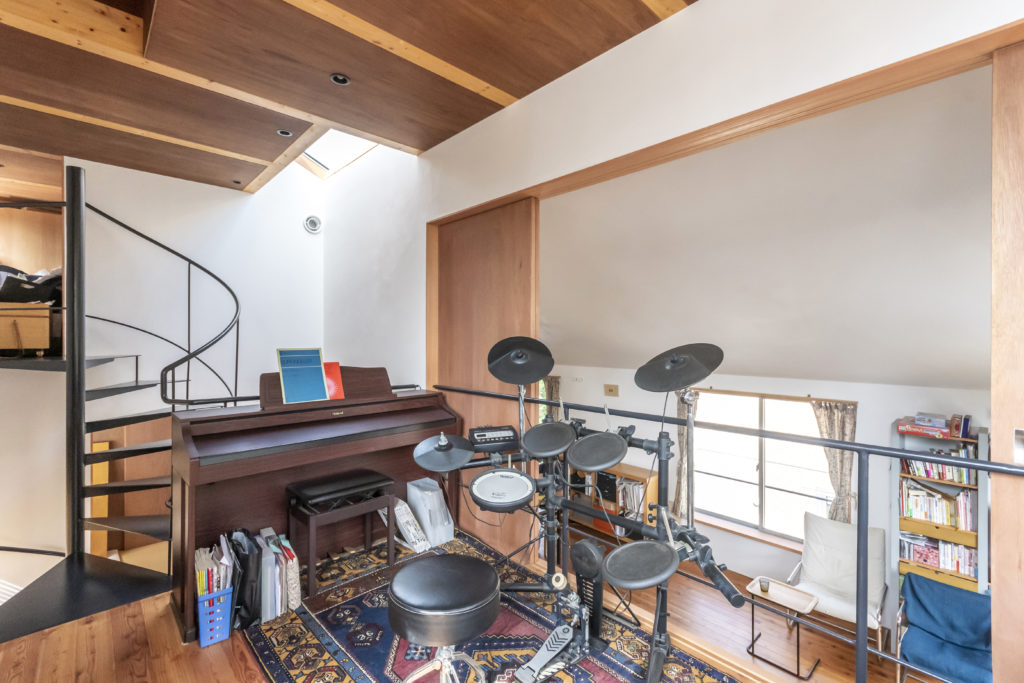 外にも中にも視線が抜けるおおらかなつくりで人が集まる家 | Architecture | 100%LiFE-3