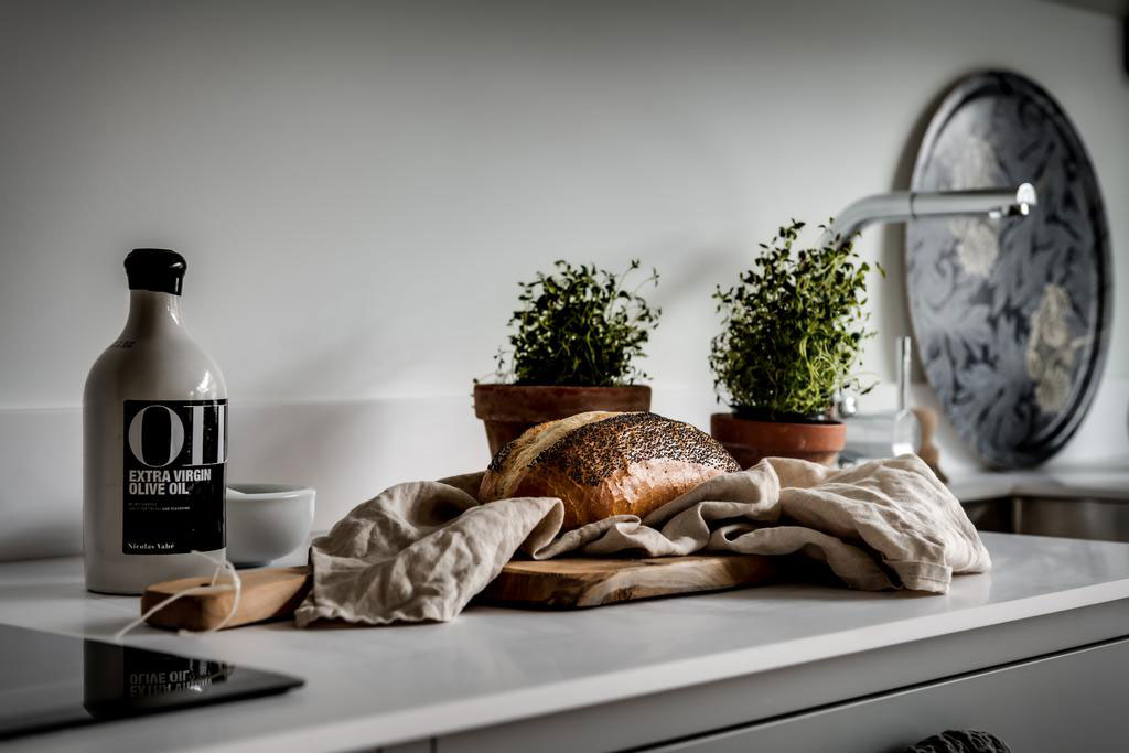 瑞典 75 平米公寓的黑暗墙面与有趣分区设计-8