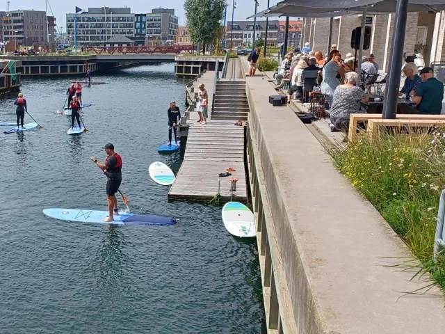 运河城

注：由于Kanalbyen可能是一个特定的地名，仅从这一词汇来看，Kanal有运河之意，byen有城市城镇之意，所以一般可直译为运河城 若它有特定所指，可能需结合更多背景信息来得到更合适的译法 丨丹麦丨Laban Arkitekter,Rønslev-14