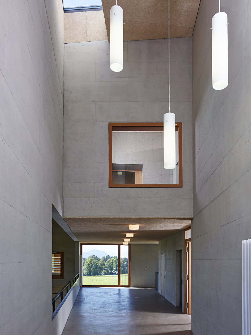 融入乡村景观的玻璃学校-11