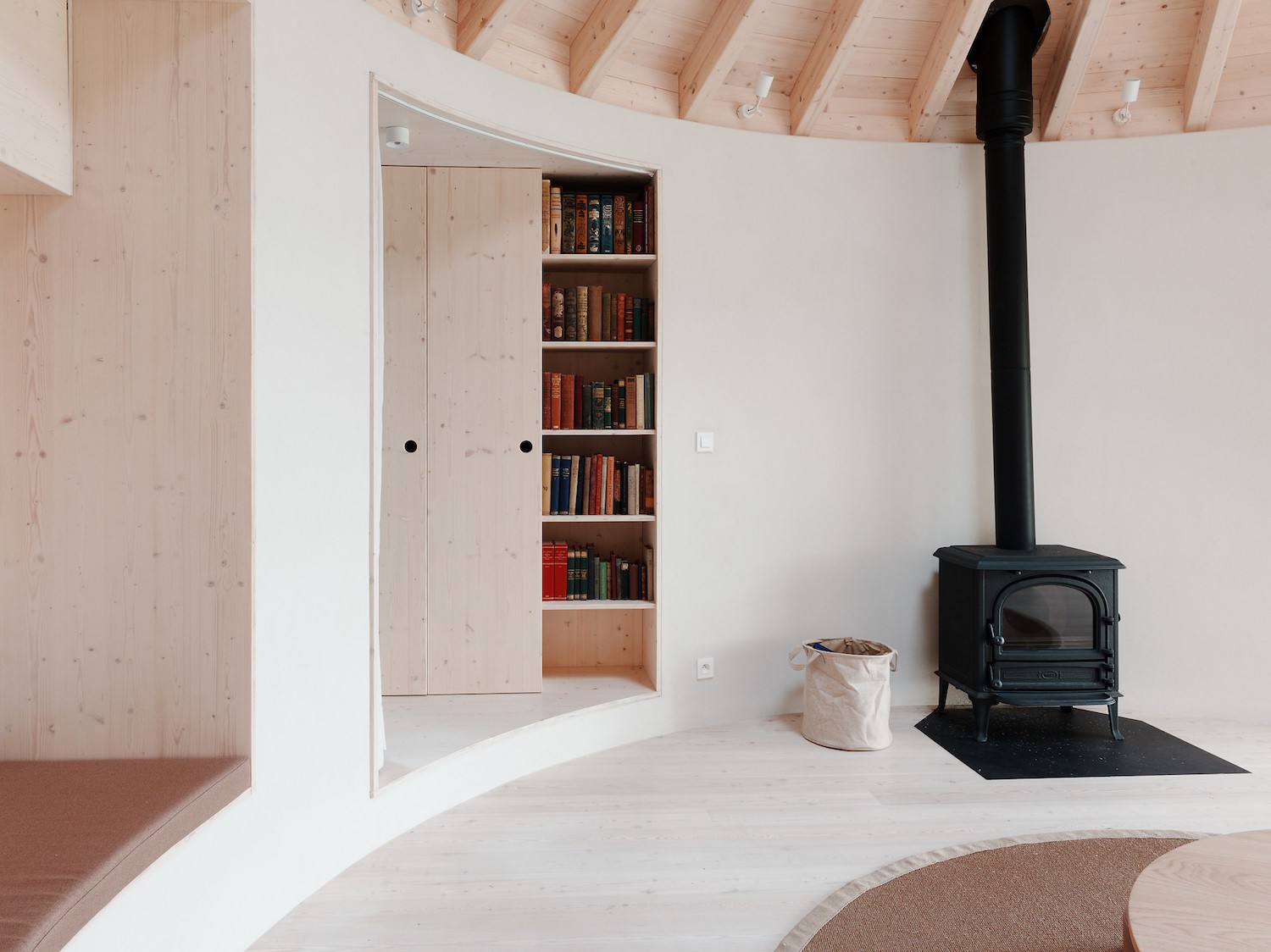 极简主义家庭小屋，开放式生活空间-15