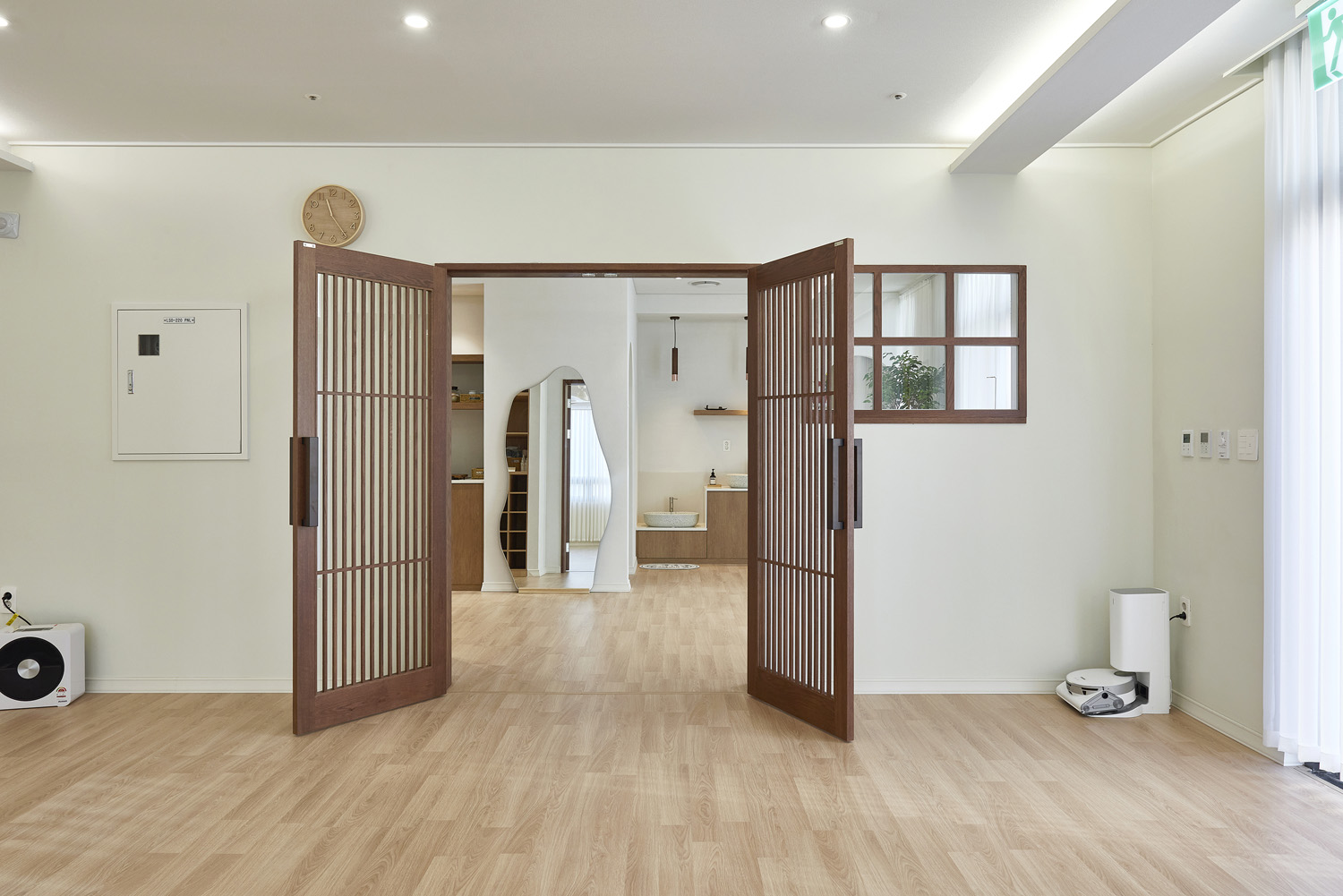 白色与木质，打造宁静的 34 平米瑜伽空间-14