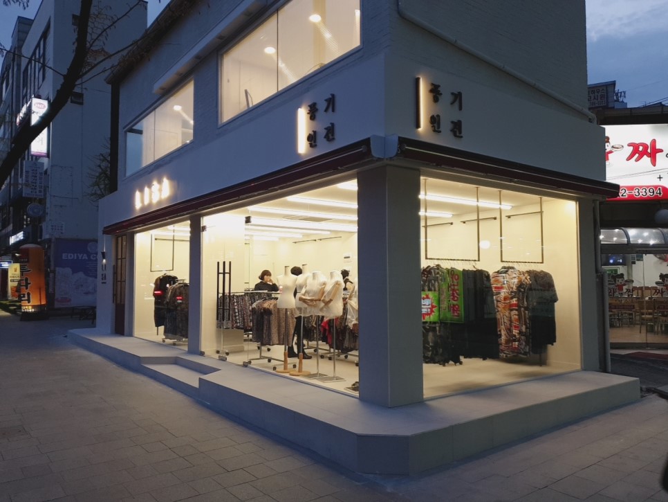 简约时尚的白色调服装店室内设计-6