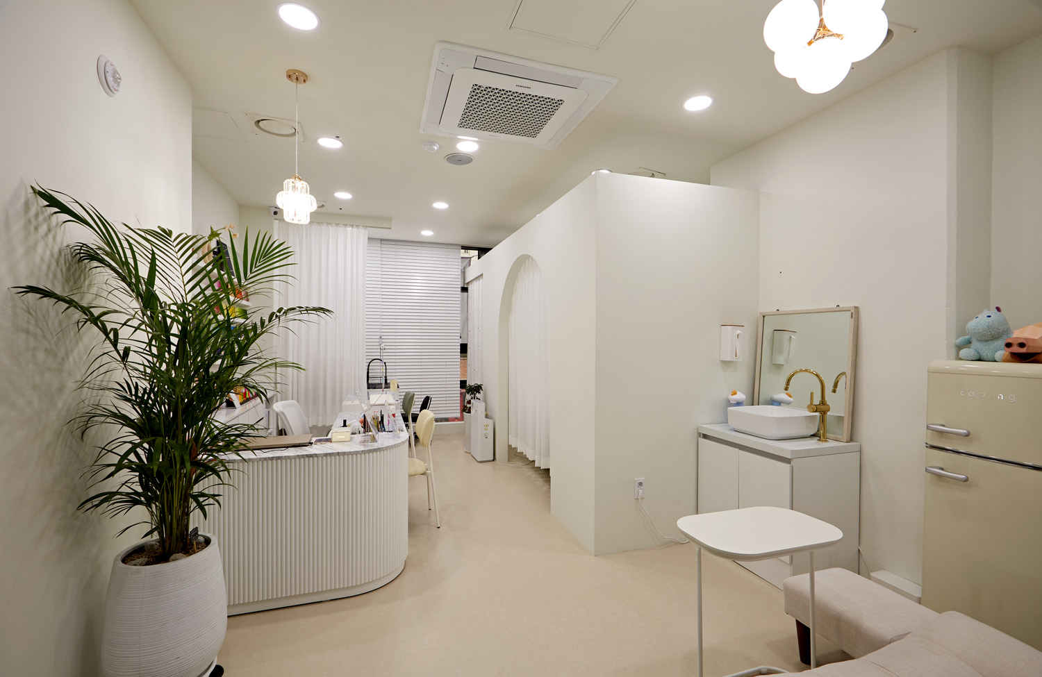 9 平米极简纯白咖啡馆设计，小空间大魅力-3