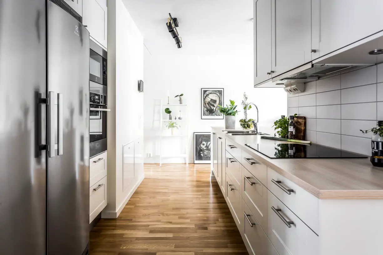 镜子的创意安装 | 藏在沙发后的艺术-11