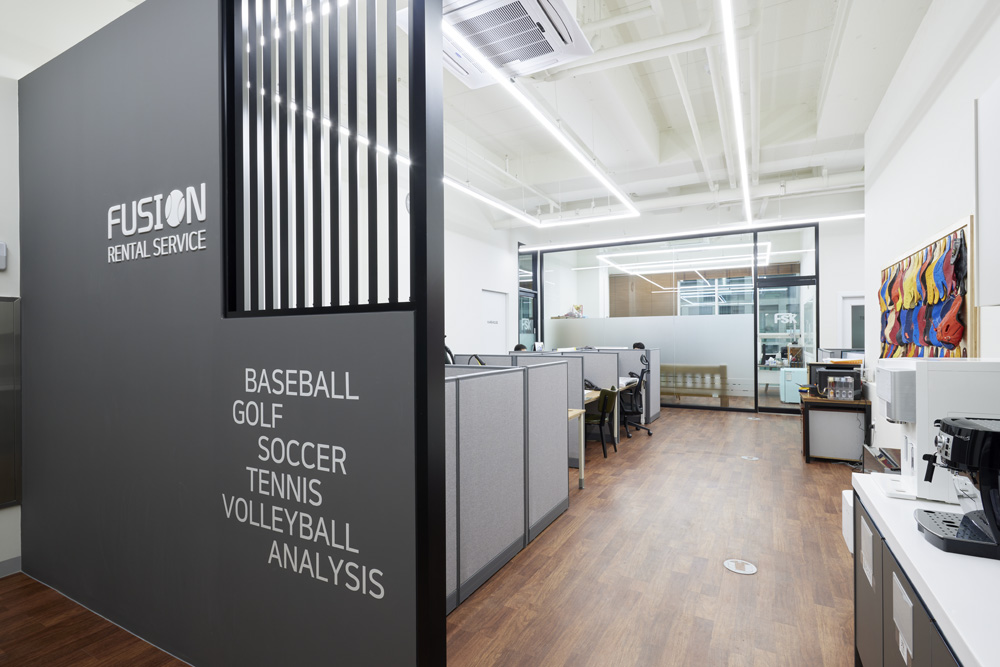 极简白与温暖木的 43 平办公空间设计-2