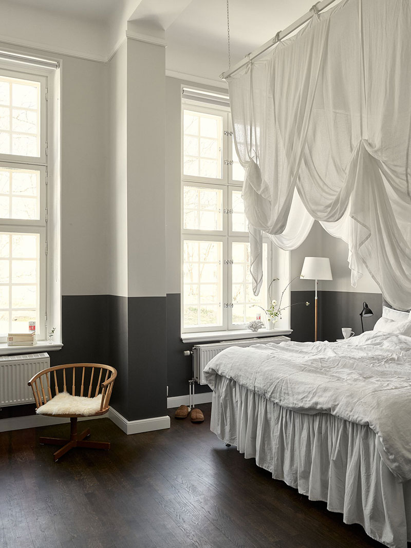 带有黑色家庭图书馆的斯堪的纳维亚式公寓(109 平方米)-21