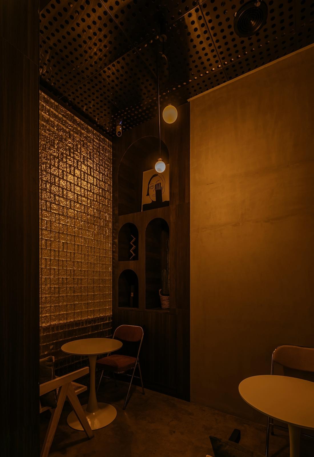 神秘感十足的酒吧设计-38