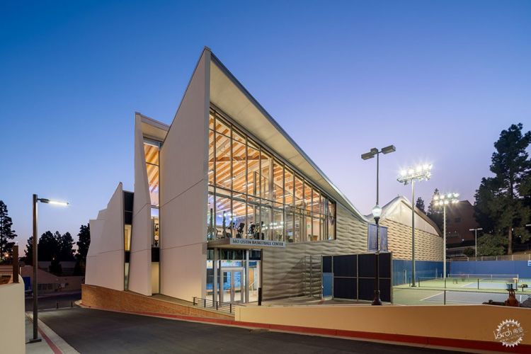 UCLA洛杉磯加洲大學籃球運動場：一個帶有魚鰭狀嵌板與波浪屋頂的建築。 - WEHOUSE-1