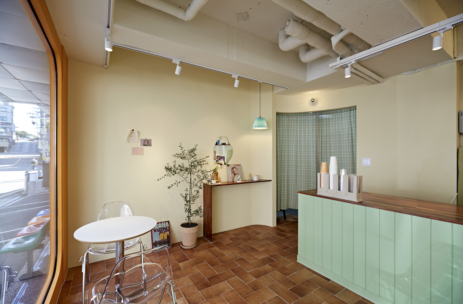 15 坪温馨烘焙店，缤纷色彩营造可爱氛围-8