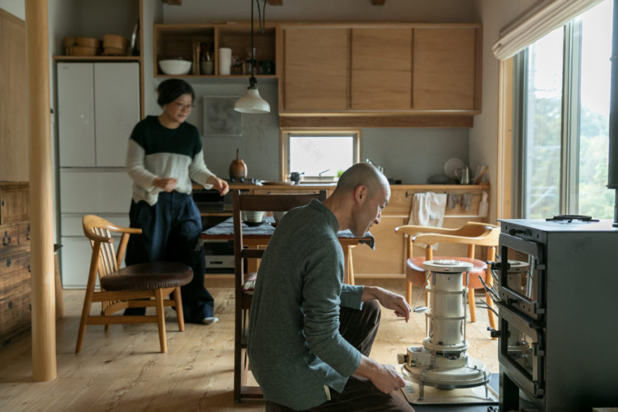 吹き抜けを家の中心に作るあたたかな自然素材の家に『shizen』の器が映える | Style of Life | 100%LiFE-1