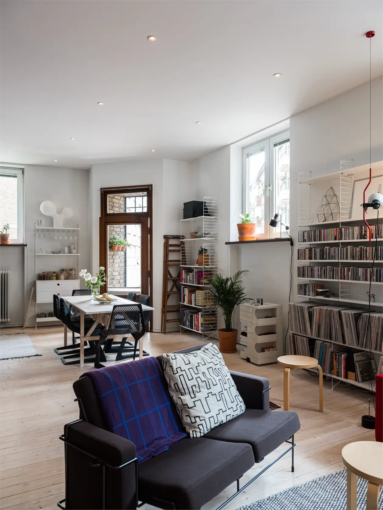 57m2 开放式公寓 | 极简黑厨房设计成为亮点-10