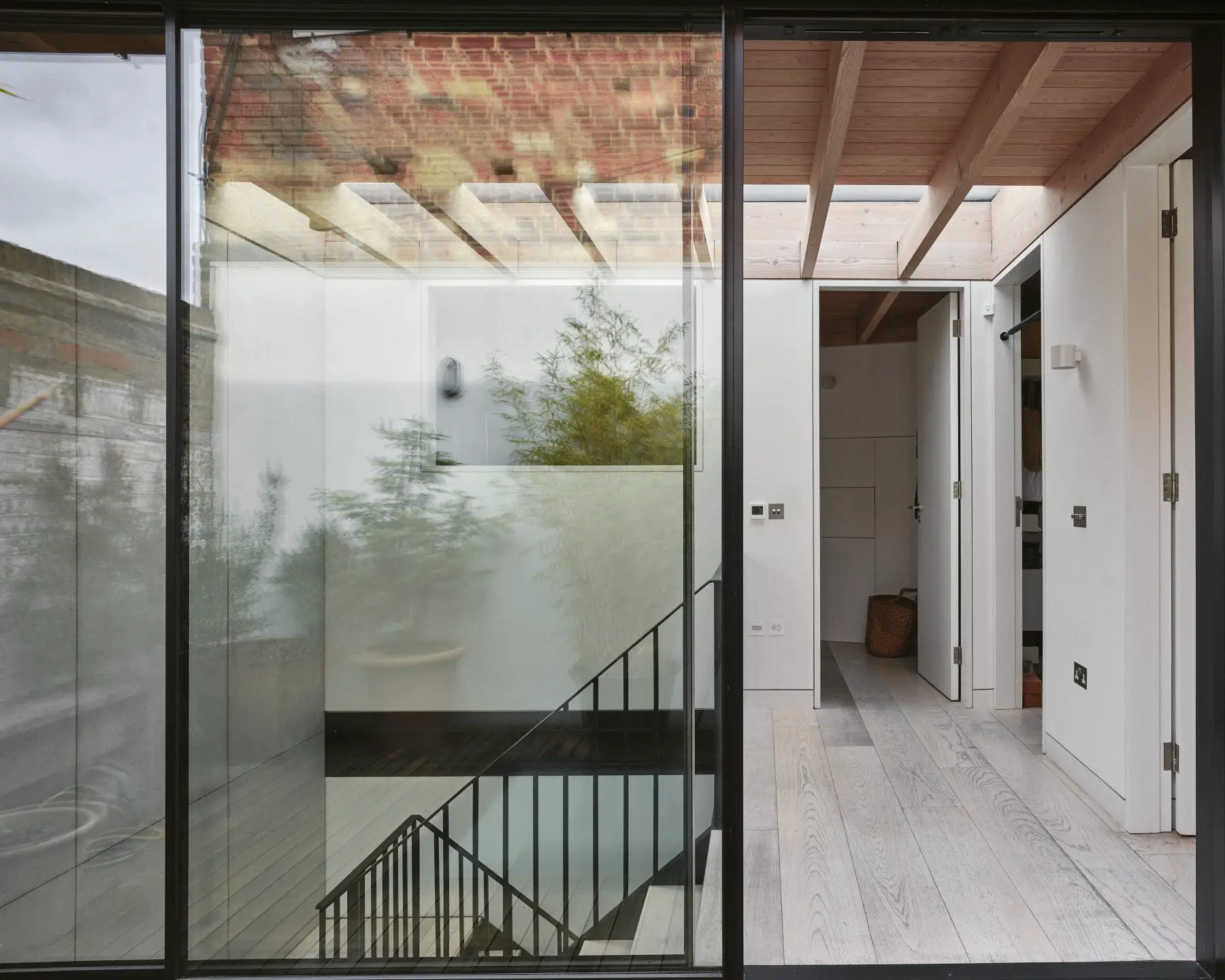 伦敦白教堂设计住宅 | 旧酒厂改造的现代简约之家-9