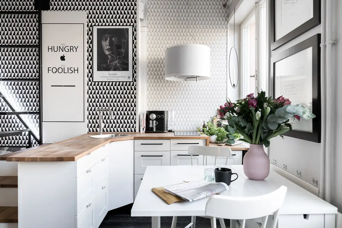 钢质楼梯与黑白墙纸 | 30m²复式公寓的时尚设计-7