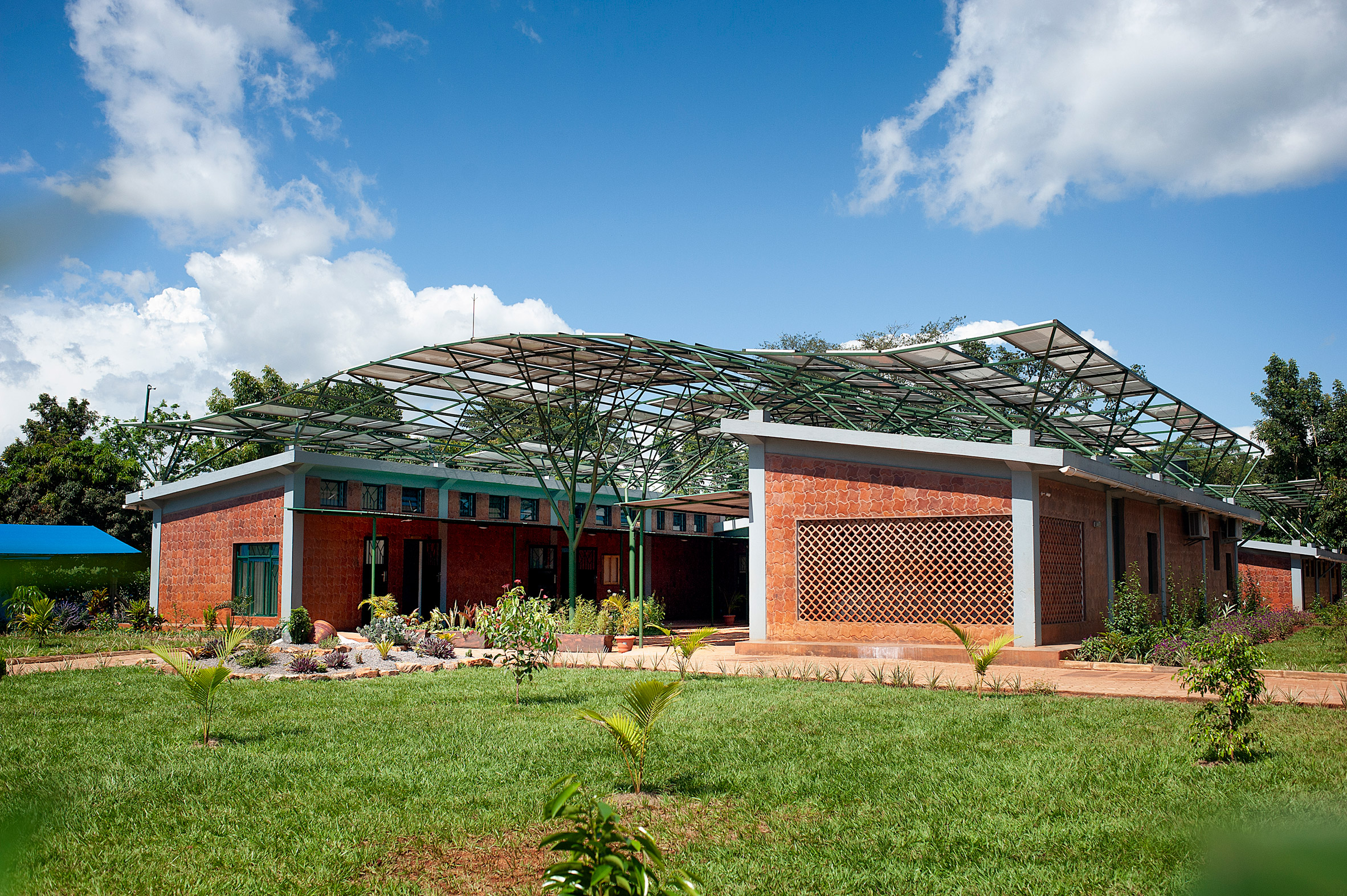 乌干达手术设施 | 太阳能板覆盖的模块化红砖建筑-8