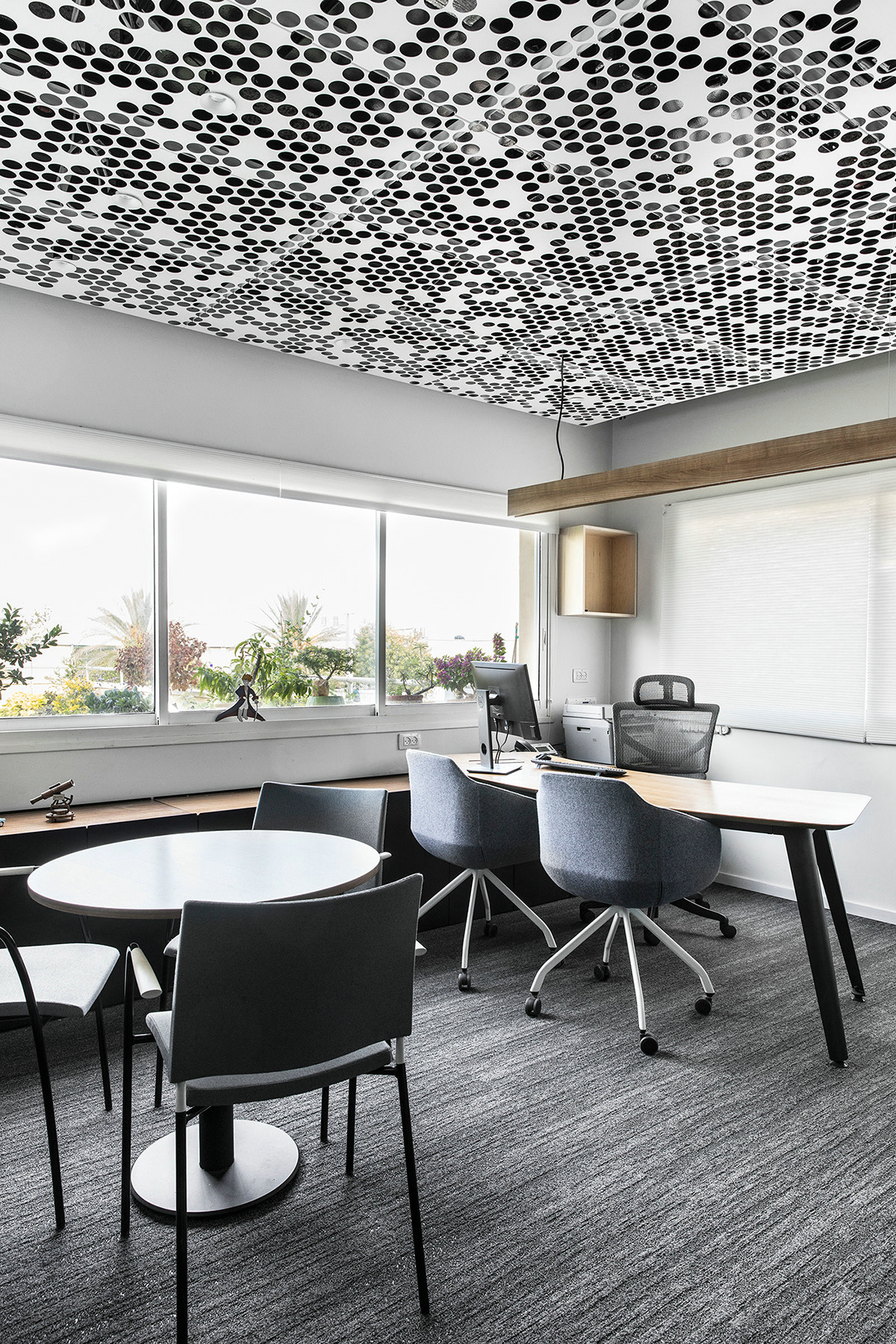 钢筋混凝土下的彩色办公空间-7