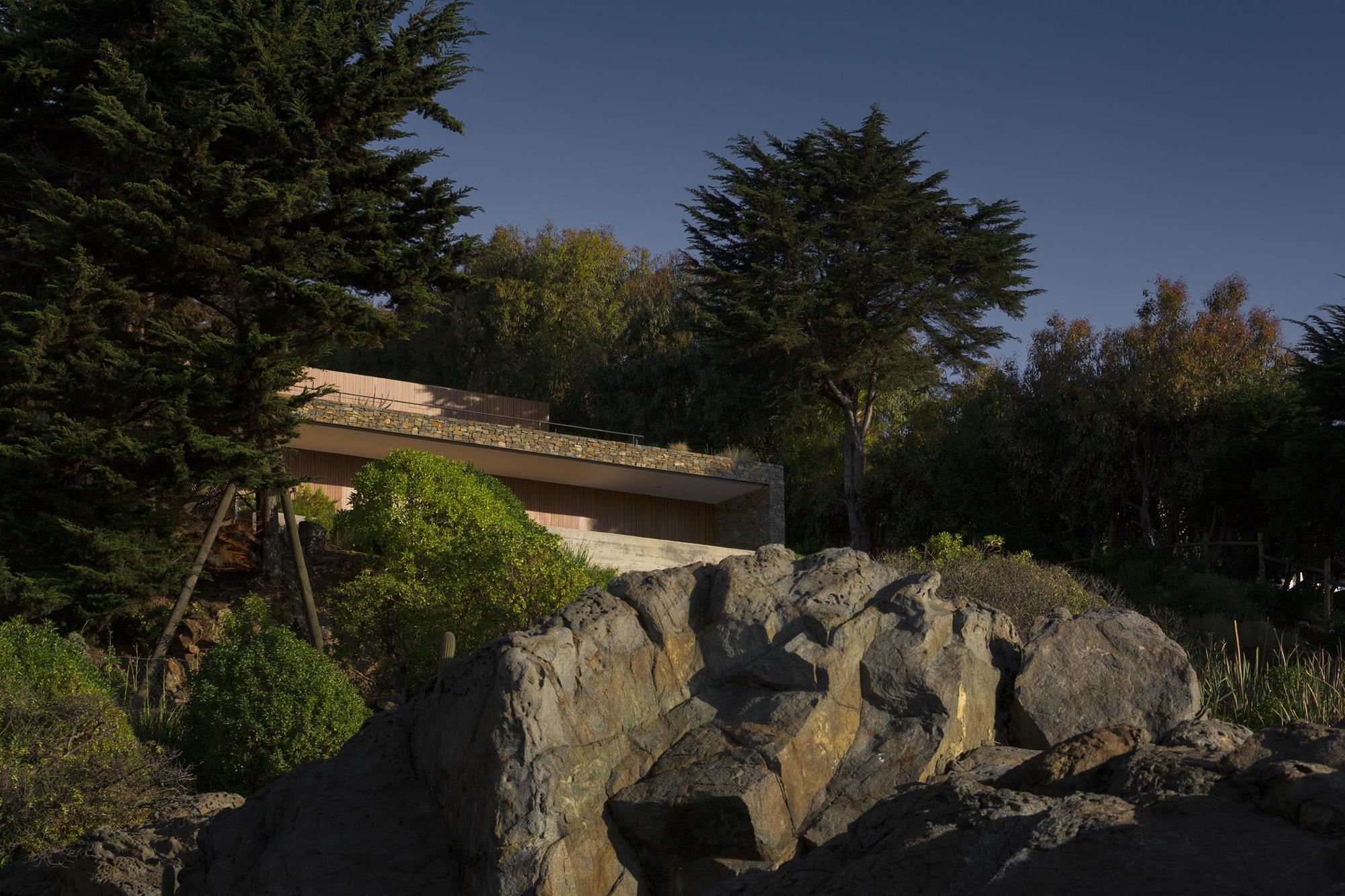 智利罗卡斯别墅 | 石头盒子中的宁静海景-29