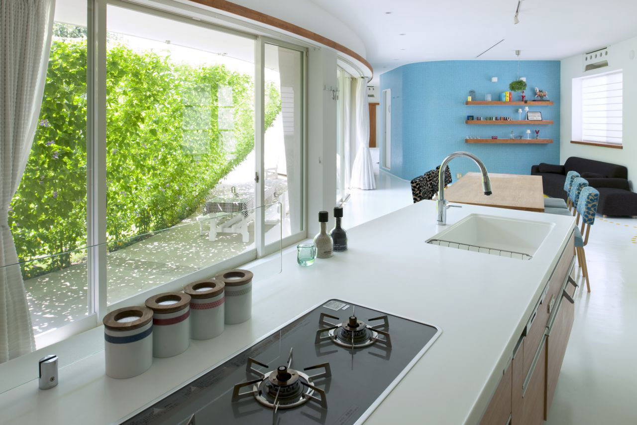 豪华别墅 现代风格一个有绿色屏障设计的弧型 日本 埼玉-16