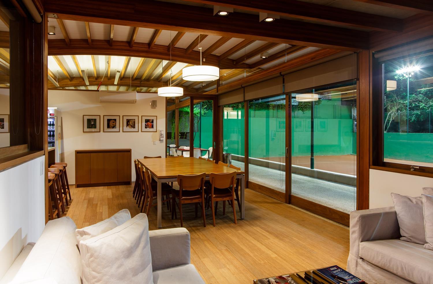 巴西 Sakh Club | 木质与玻璃的完美融合，打造温馨运动空间-10