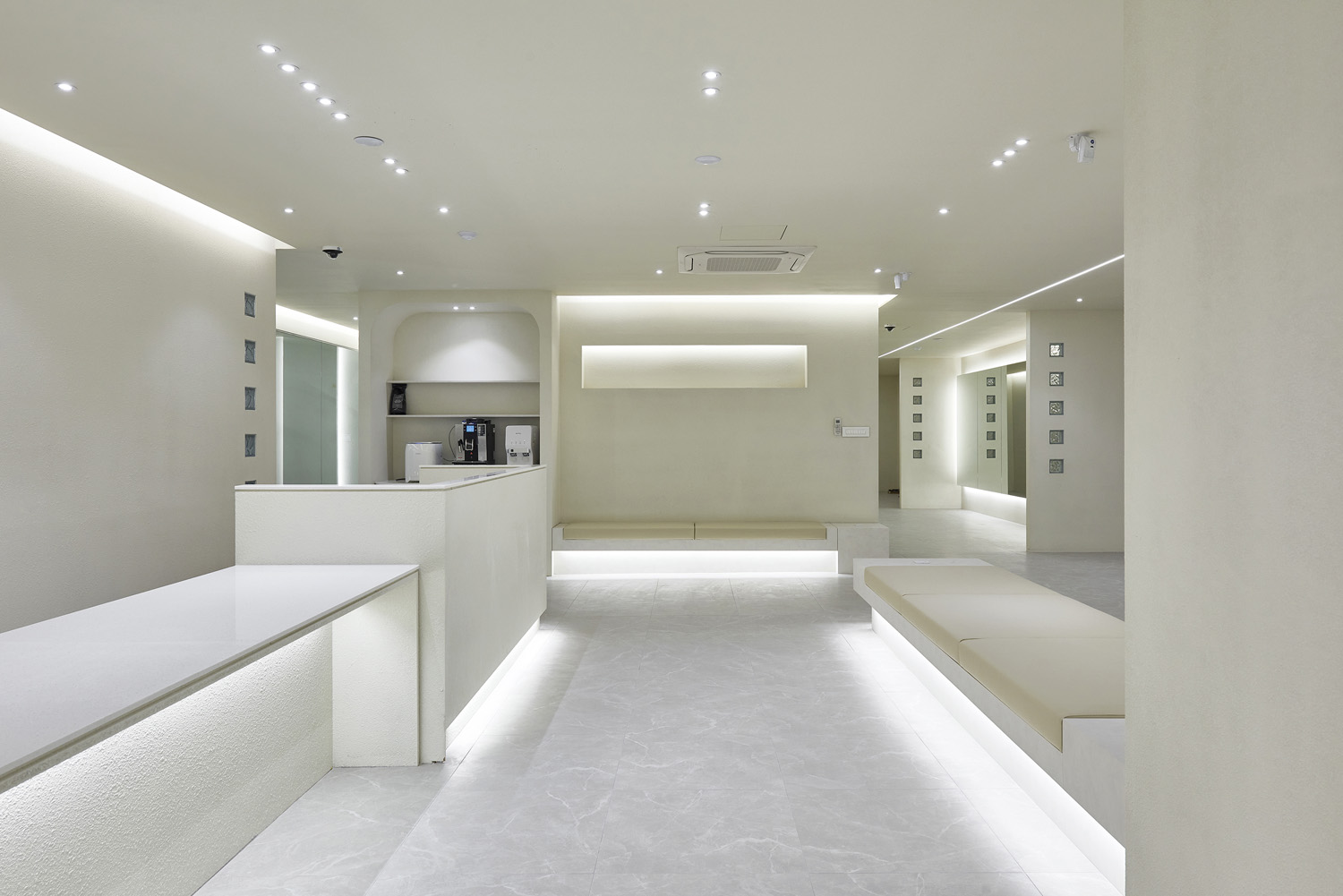 白色典雅，140 平米办公室与公寓的精致设计-3