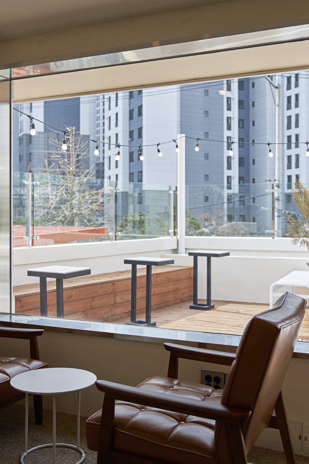 白色与木纹，27 平米高级咖啡厅设计-13