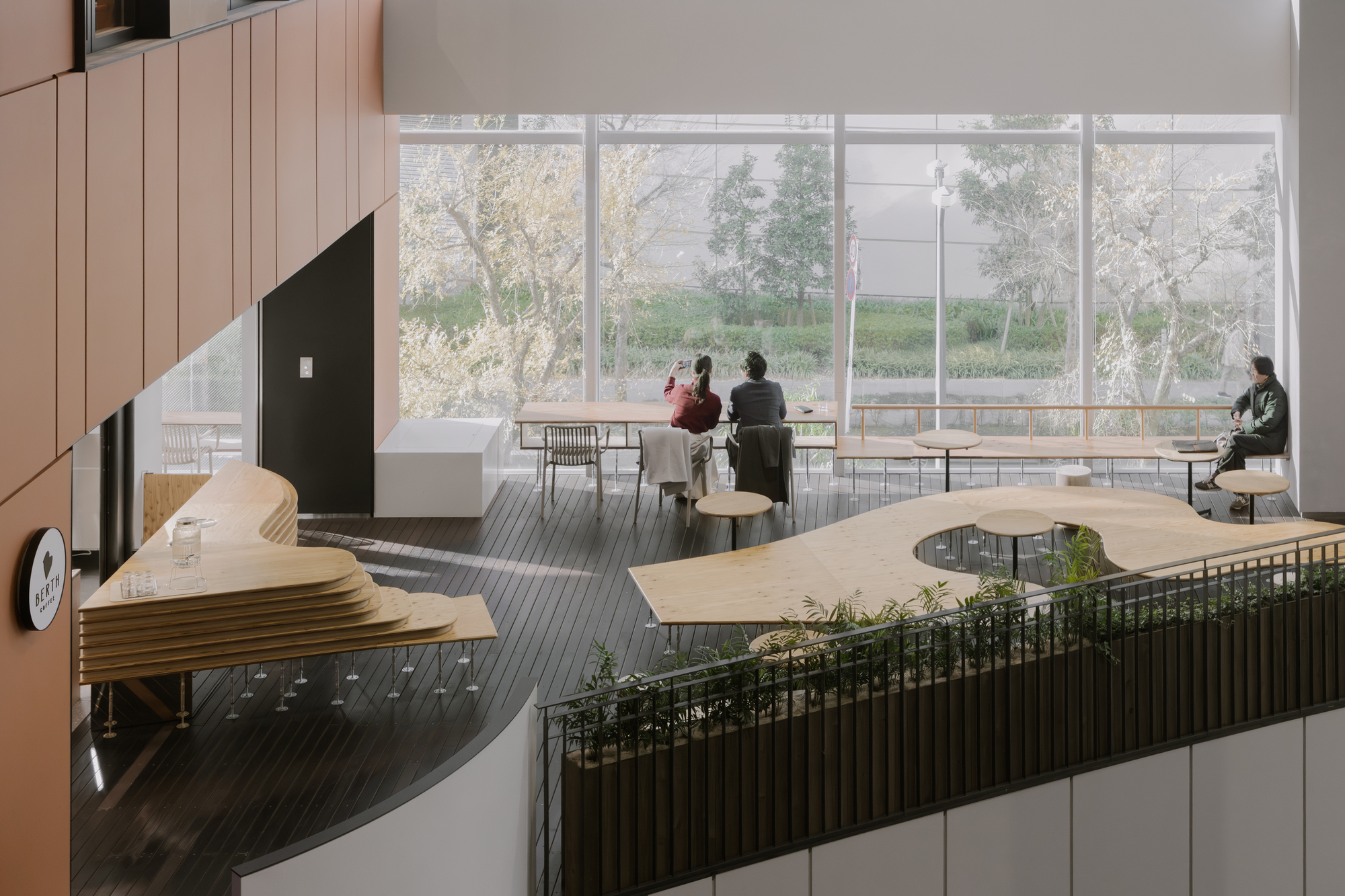 滨松町未来港泊位咖啡，萩庄（注：HAGISO可能不是常见词汇，这里按音译处理，若有更明确背景可进一步精准翻译） 丨日本-22