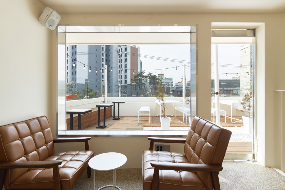 白色与木纹，27 平米高级咖啡厅设计-7