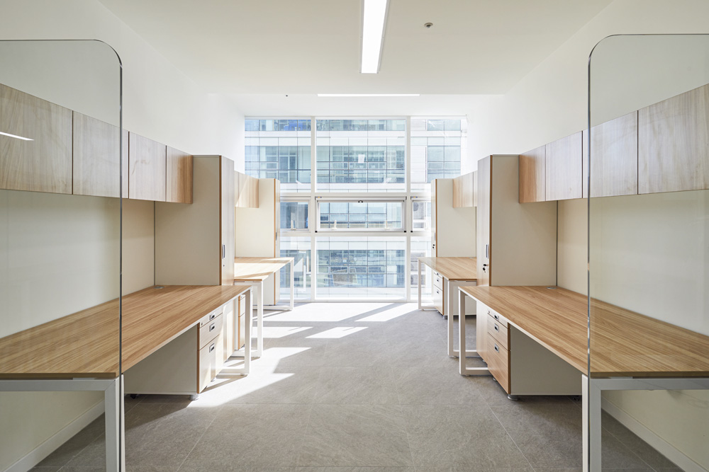 白色与木质，打造 60 平极简办公空间-3