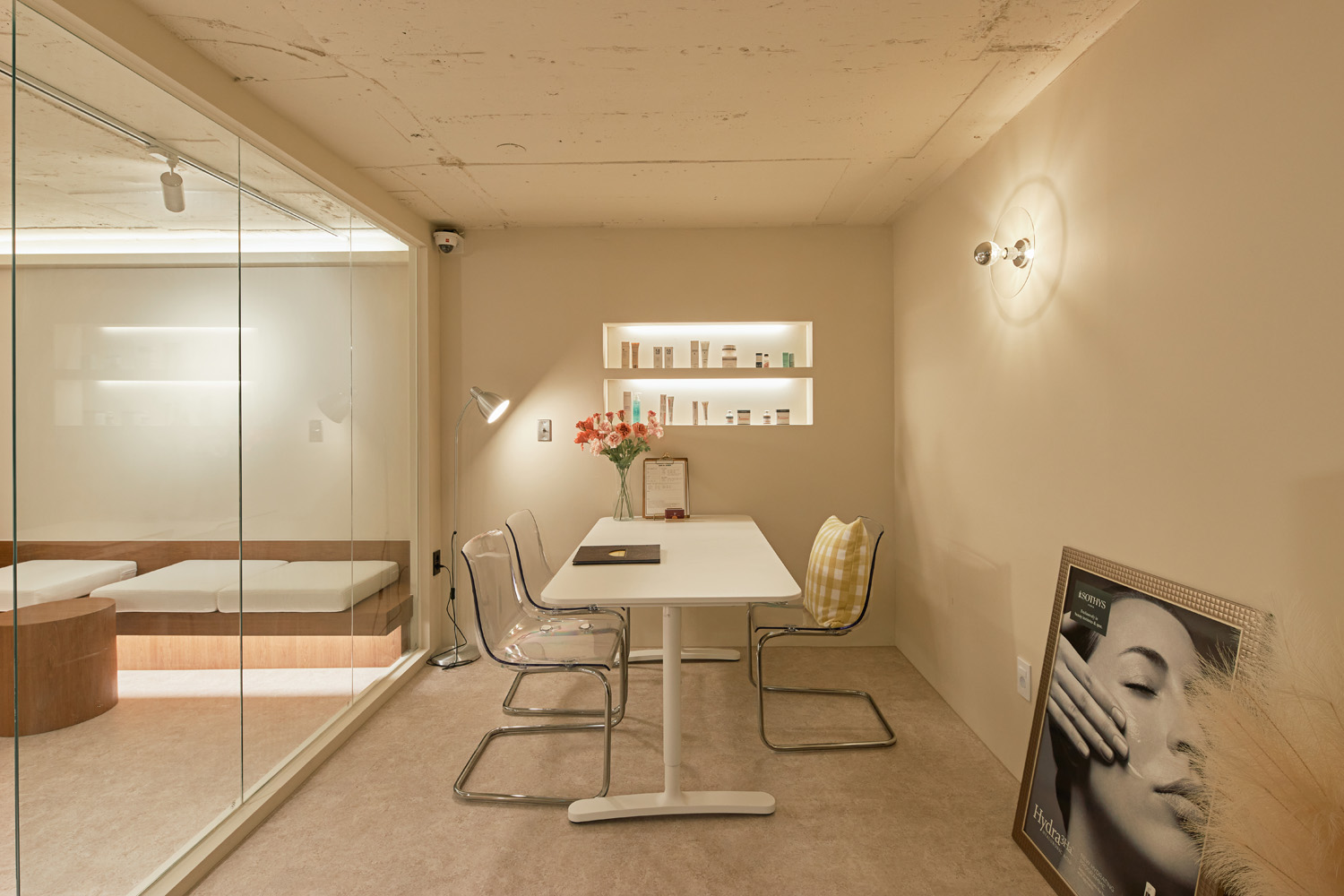 30 平米高级 SPA 店，白色与原木的精致空间-4