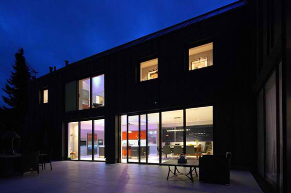 Merrodown: The Black Zinc House in England | Home Design Lover-26