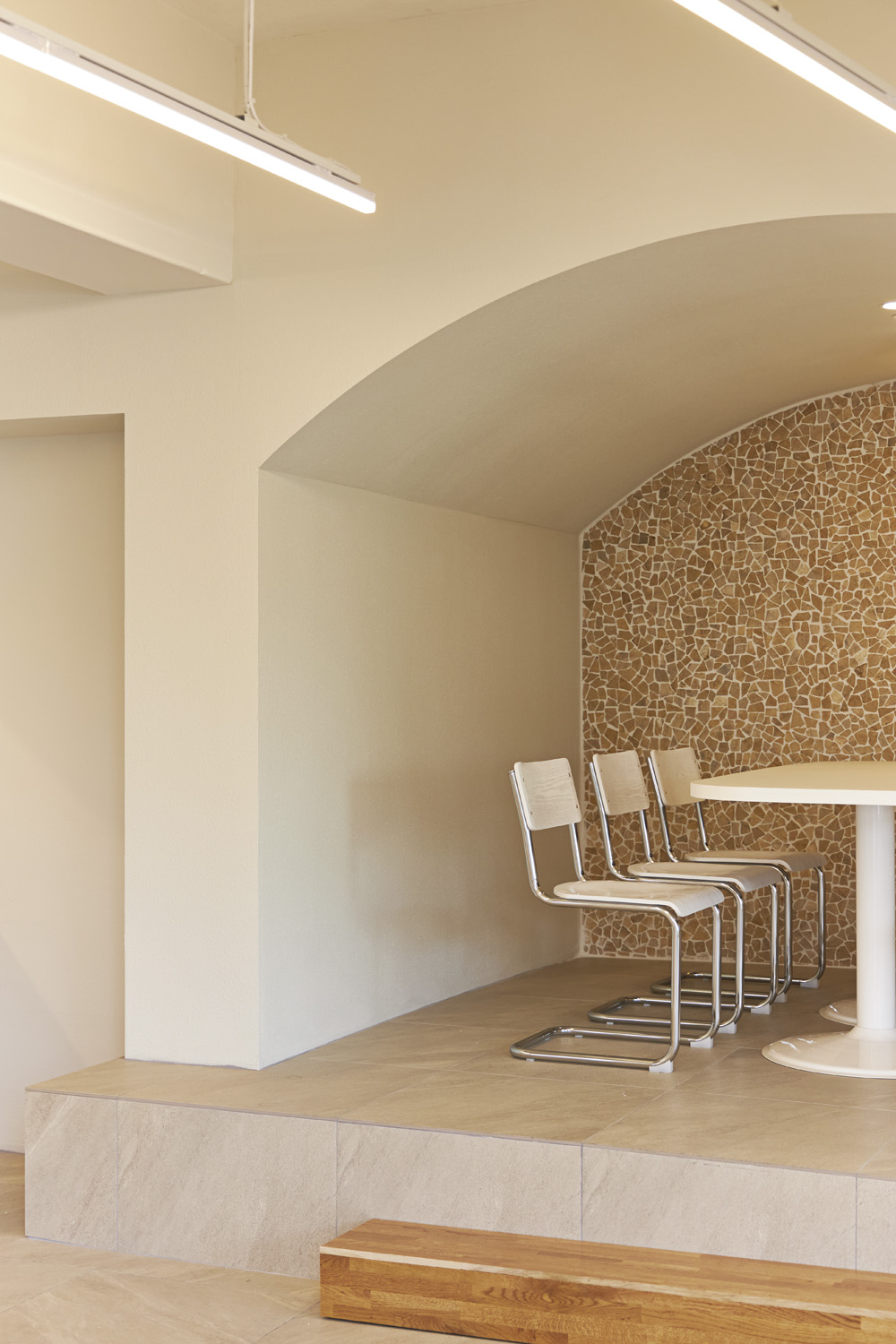 白色与木纹的优雅融合 | 15 坪小空间的精美咖啡厅设计-10