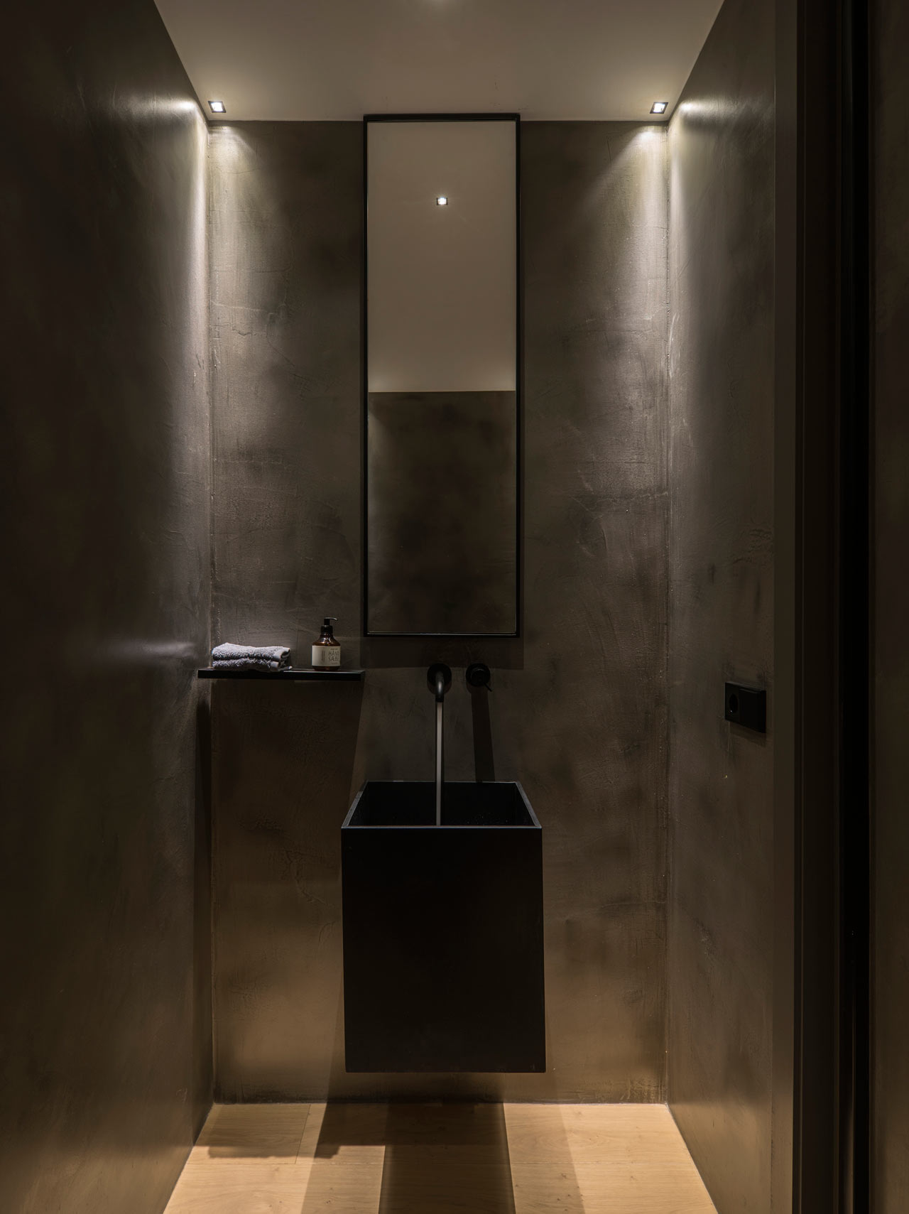 A Barcelona Penthouse Grounded in Natural Light and Black Accents-19