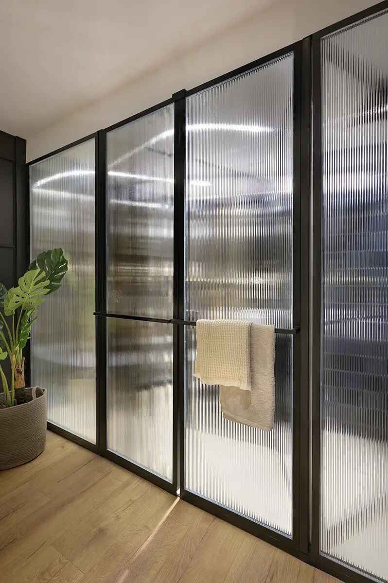 黑色图书馆墙设计，52m2 公寓变身超英雄收藏之家-16