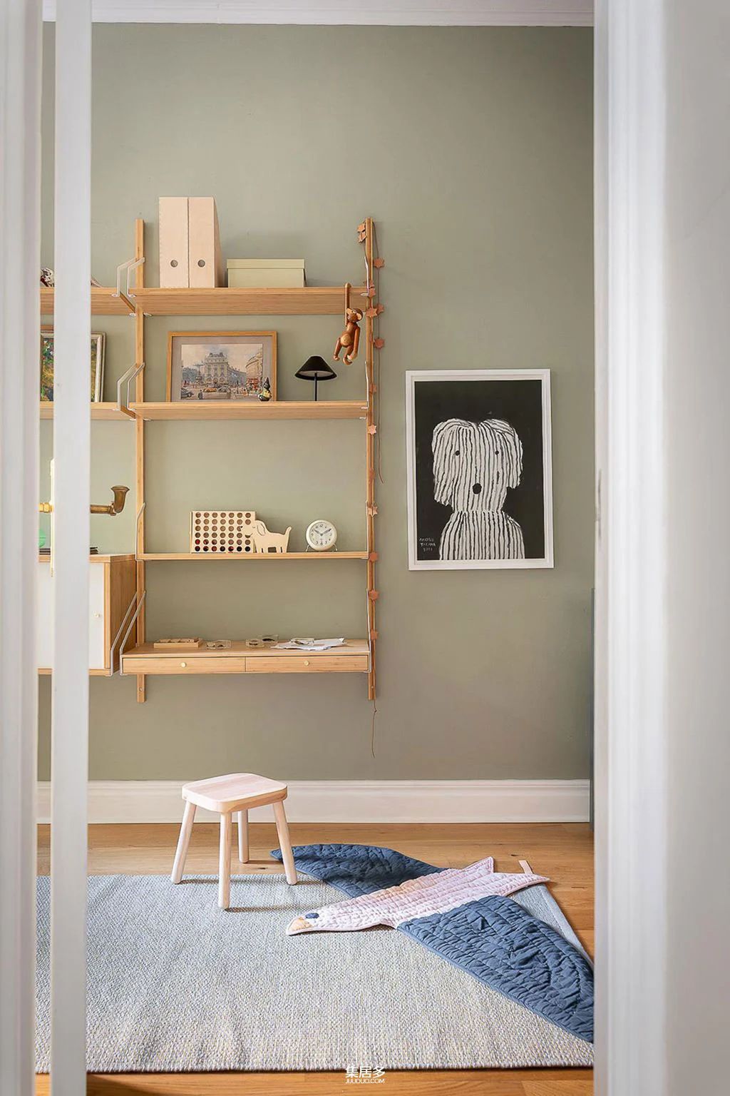 明亮斯堪的纳维亚公寓中的画廊式墙面点亮家居艺术-26