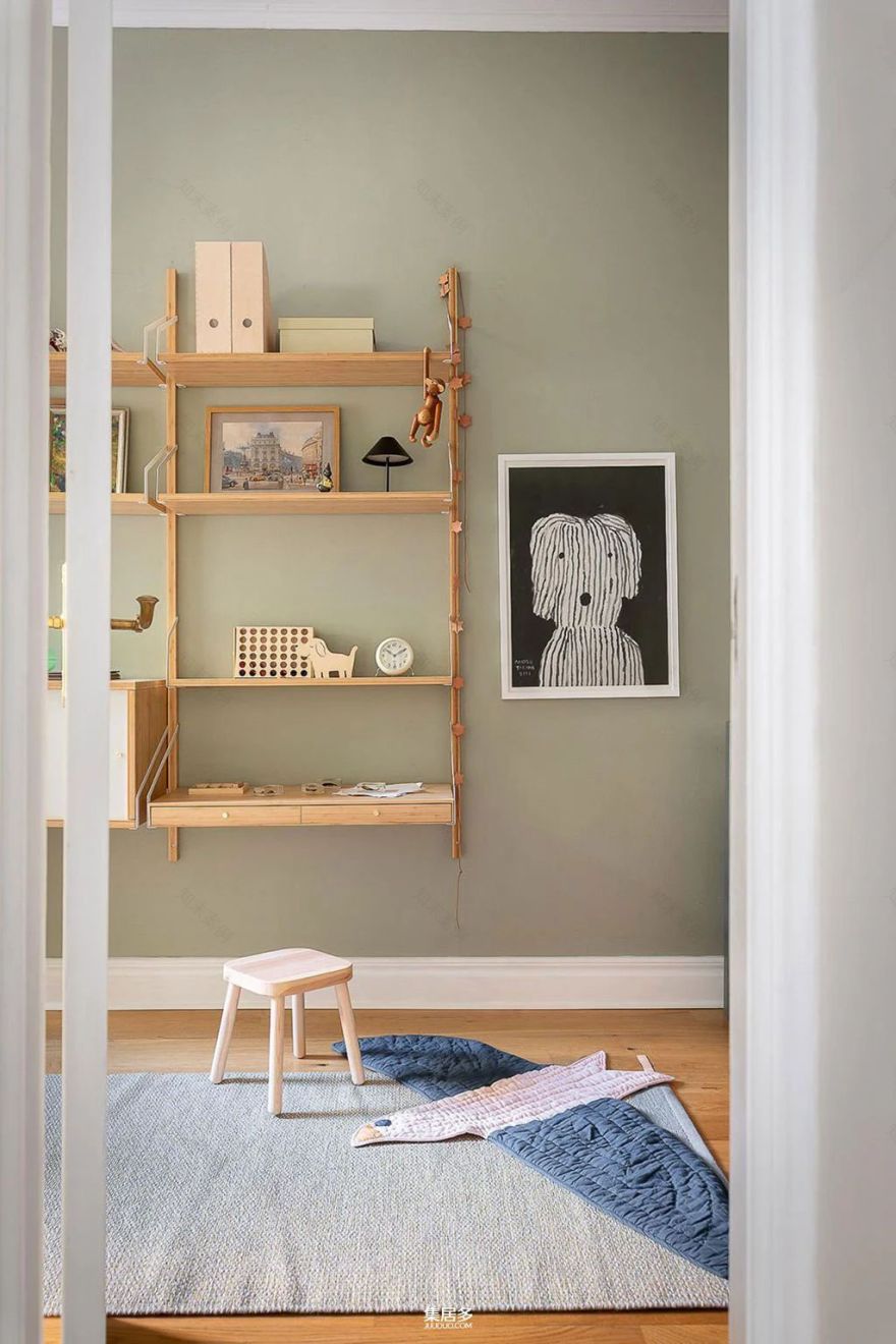 明亮斯堪的纳维亚公寓中的画廊式墙面点亮家居艺术-26