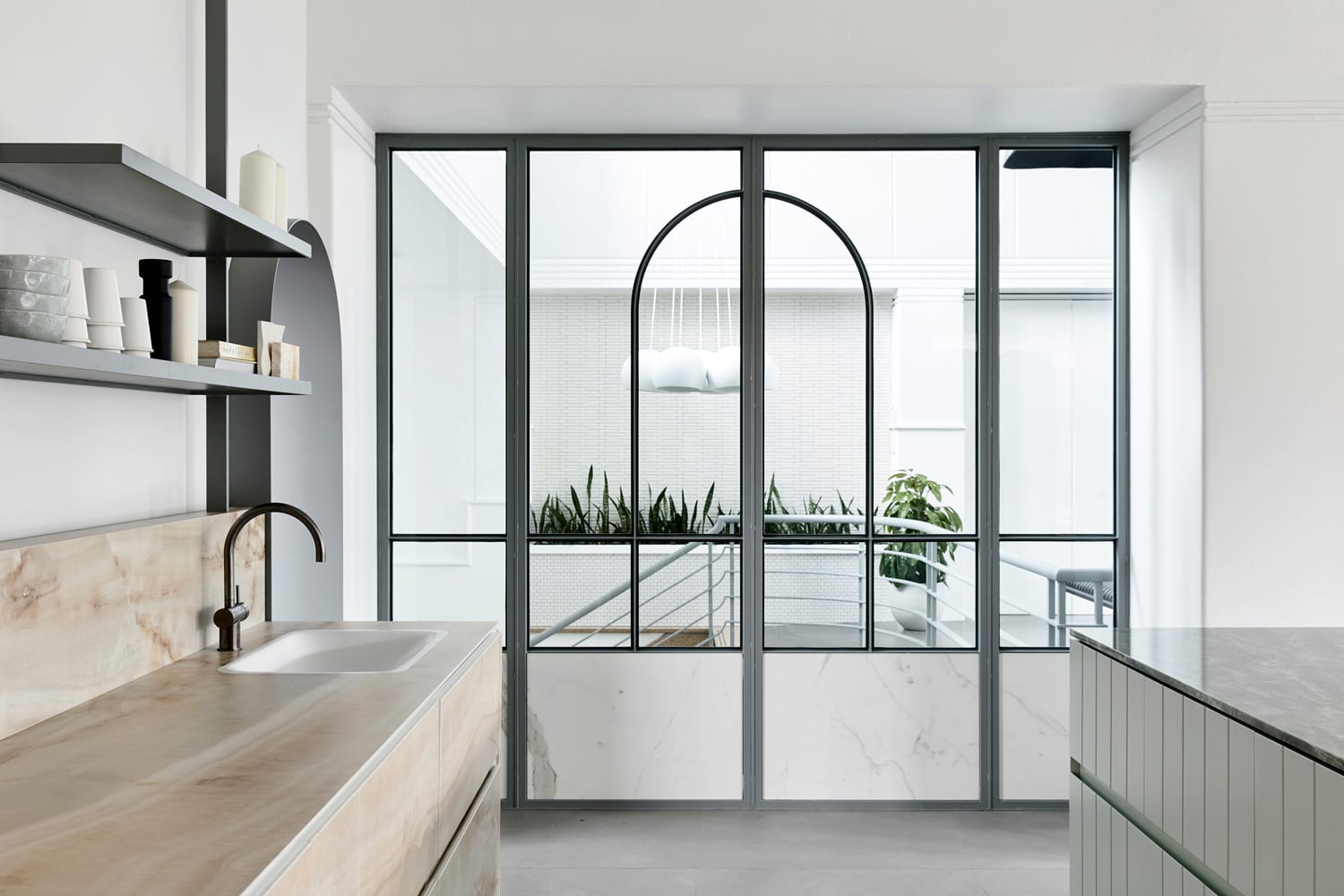 悉尼 Artedomus 展厅 | 电影老好莱坞风格设计,灵活展示产品-16