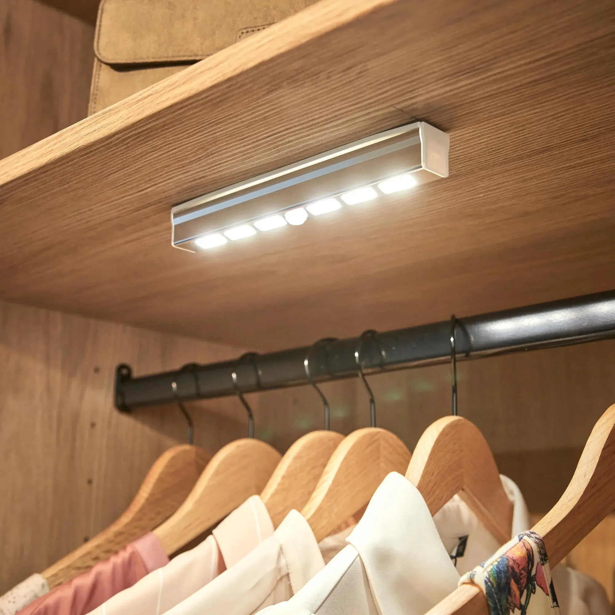 20m2 卧室里的艺术装饰开放式蓝色衣橱-5