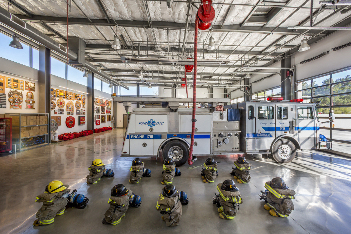 加州公共安全与卫生建筑的模拟学习空间-13